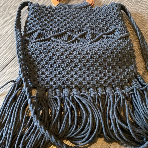 Danielle Nicole Macrame crossbody Fringe bag. Black with Wooden handles. - Picture 8 of 8